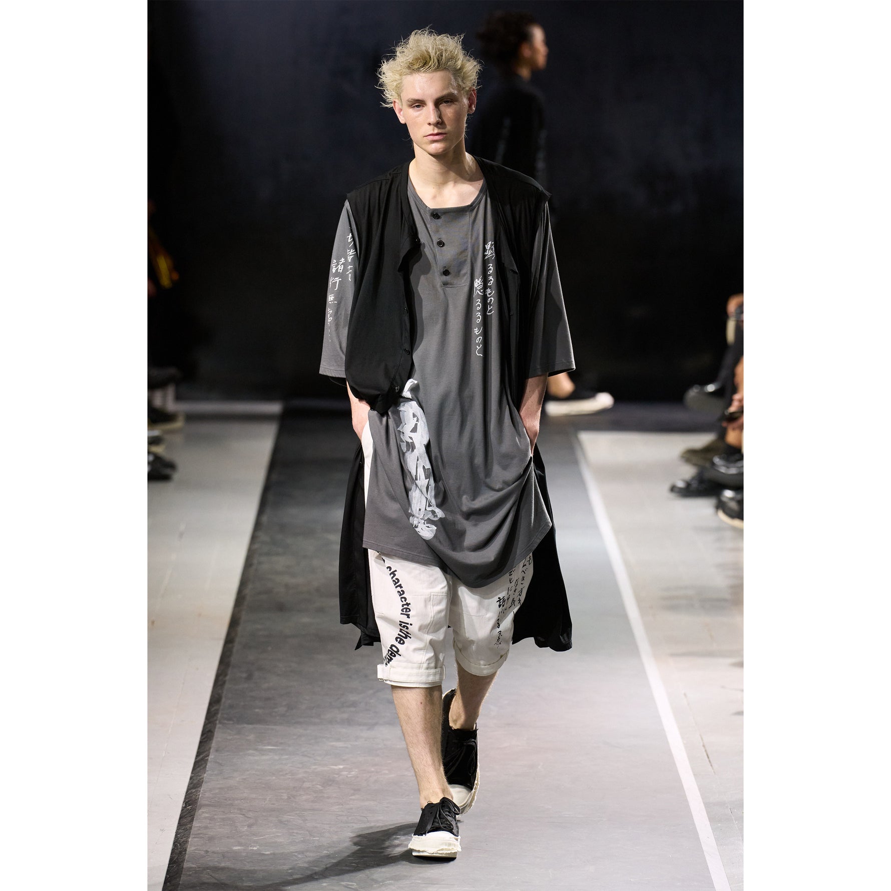 HENRY NECK THREE QUARTER SLEEVE TEE GRAY